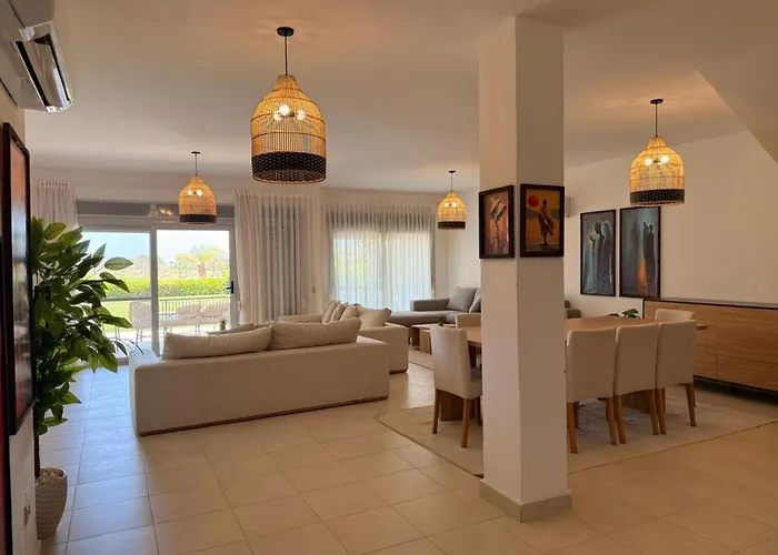 Spacious 3br Einbay With Terrace & Views فيلة