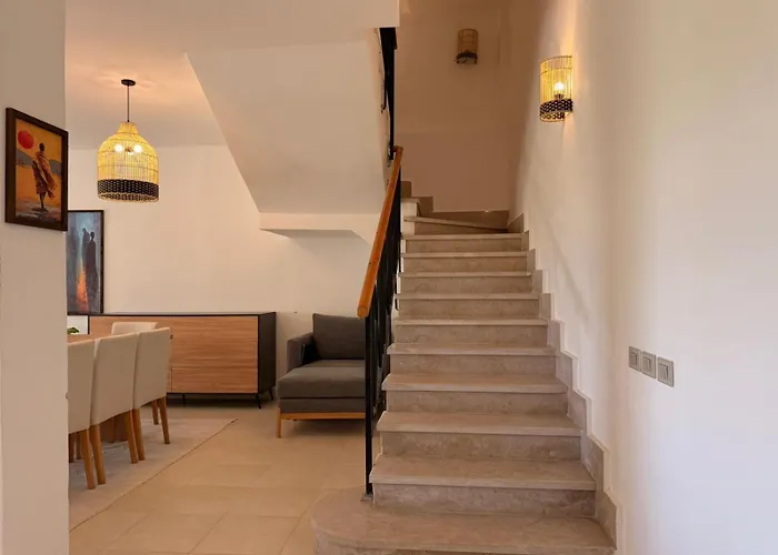 Spacious 3br Einbay With Terrace & Views فيلة